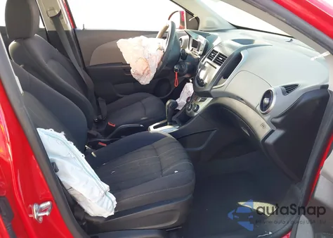 2015 Chevrolet Sonic Lt Auto z USA, uszkodzony, nr VIN 1G1JC5SH8F4180432